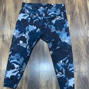 Old Navy Gray and Black Camouflage Active Leggings